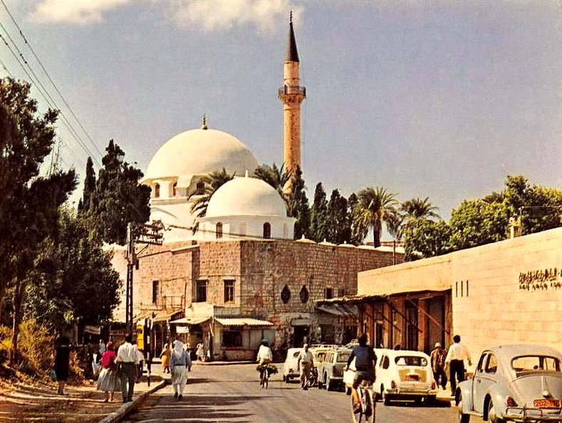 صورة لمدينة عكا: شارع صلاح الدين ومسجد الجزار ..1970 - أحمد مروات. تصفح 70 ألف صورة تدون الحياة والتراث الفلسطيني جلهم قبل النكبة