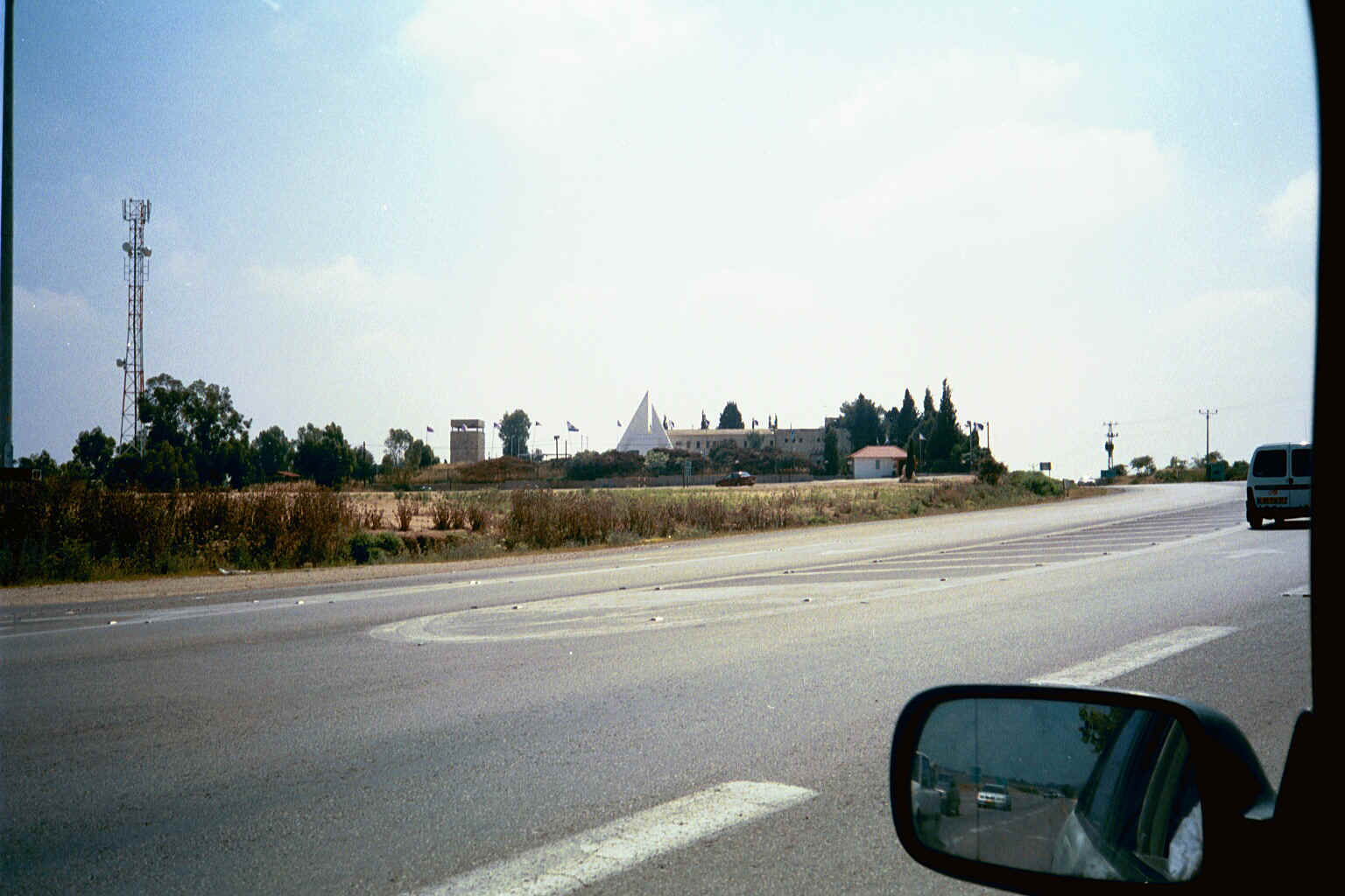 صورة لقرية عراق سويدان - فلسطين: : المبنى الشهير لمغفر شرطة عراق السويدان. ايار-2002