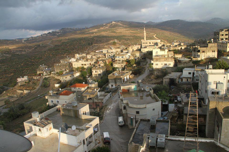Picture for Sarra Village - Palestine: : صورة عن البلدة القديمة لقرية صرة مع اظهار المسجد الجديد للقرية