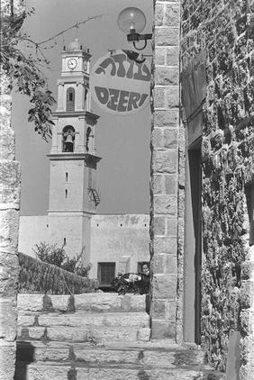 صورة لمدينة يافا: كنيسة القلعة / كنيسة القديس بطرس #1. 1981. تصفح 70 ألف صورة تدون الحياة والتراث الفلسطيني جلهم قبل النكبة