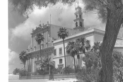 صورة لمدينة يافا: كنيسة القلعة / كنيسة القديس بطرس #2. 1970. تصفح 70 ألف صورة تدون الحياة والتراث الفلسطيني جلهم قبل النكبة